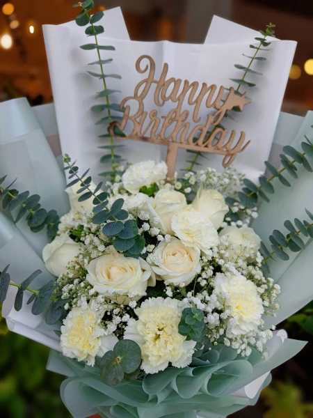 Graceful Birthday Wishes Bunch Of Roses N Carnation